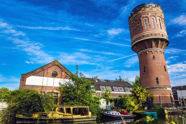 Antigua torre de agua de ladrillo en la antigua ciudad europea de Utrecht, Países Bajos —  Fotos de Stock