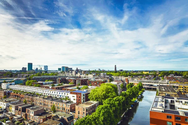 Utrecht stad vanaf top. Algemene weergave van hoogte punt op zomeravond. — Stockfoto