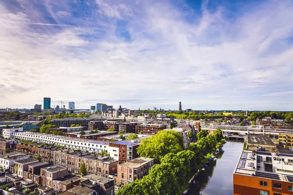 Utrecht stad vanaf top. Algemene weergave van hoogte punt op zomeravond. — Stockfoto