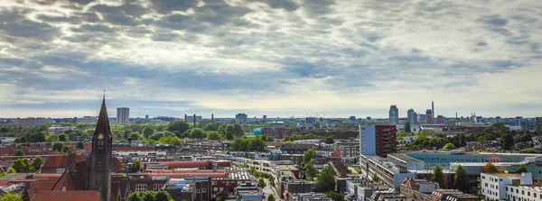 Utrecht stad vanaf top. Algemene weergave van hoogte punt op zomeravond. — Stockfoto