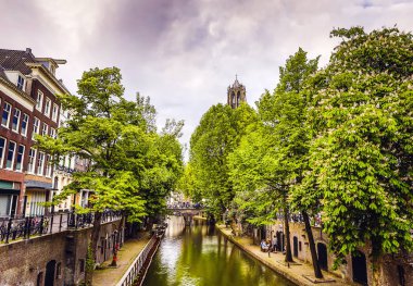 En ünlü kanallar ve bentleri Utrecht City günbatımı sırasında. Cityscape ve geleneksel Hollanda mimarisinin genel görünümü.