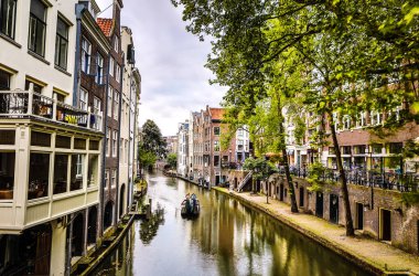 En ünlü kanallar ve bentleri Utrecht City günbatımı sırasında. Cityscape ve geleneksel Hollanda mimarisinin genel görünümü.