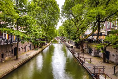 En ünlü kanallar ve bentleri Utrecht City günbatımı sırasında. Cityscape ve geleneksel Hollanda mimarisinin genel görünümü.