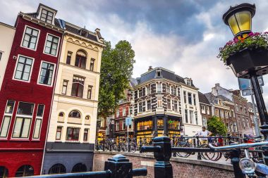 En ünlü kanallar ve bentleri Utrecht City günbatımı sırasında. Cityscape ve geleneksel Hollanda mimarisinin genel görünümü.