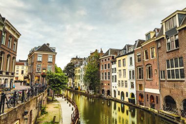En ünlü kanallar ve bentleri Utrecht City günbatımı sırasında. Cityscape ve geleneksel Hollanda mimarisinin genel görünümü.