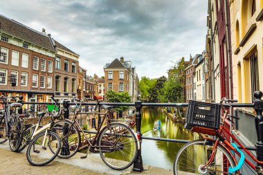 En ünlü kanallar ve bentleri Utrecht City günbatımı sırasında. Cityscape ve geleneksel Hollanda mimarisinin genel görünümü.