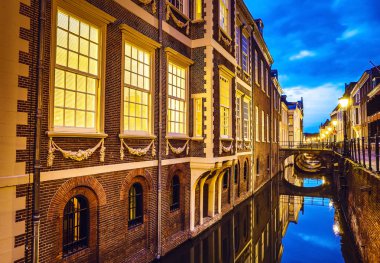 En ünlü kanallar ve bentleri Utrecht City günbatımı sırasında. Cityscape ve geleneksel Hollanda mimarisinin genel görünümü.