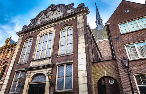 UTRECHT, PAYS-BAS - 28 MAI 2017 : Vue rapprochée du célèbre bâtiment d'Utrecht au crépuscule. Paysage urbain et architecture traditionnelle néerlandaise. 28 mai 2017 à Utrecht - Pays-Bas . — Photo