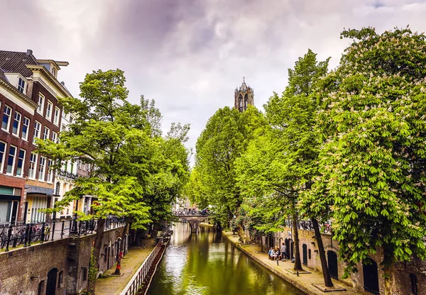 En ünlü kanallar ve bentleri Utrecht City günbatımı sırasında. Cityscape ve geleneksel Hollanda mimarisinin genel görünümü. — Stok fotoğraf