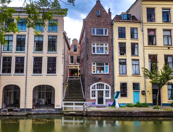 Los canales y terraplenes más famosos de la ciudad de Utrecht durante el atardecer. Vista general del paisaje urbano y la arquitectura tradicional holandesa . — Foto de Stock