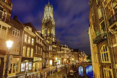 Antik Avrupa kilise yakın çekim gece zaman. Utrecht - Hollanda.