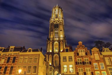 Antik Avrupa kilise yakın çekim gece zaman. Utrecht - Hollanda.