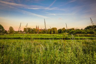 Yaz alan günbatımı ve güzel alacakaranlık gökyüzü karşı kilise.