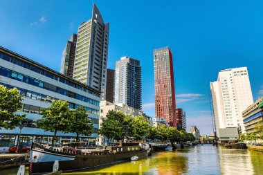 Rotterdam, Hollanda - 17 Mayıs 2017: Modern binalar şehir mimarisi kapısı tasarım öğeleri gün zaman. 17 Mayıs 2017 yılında Rotterdam - Hollanda.