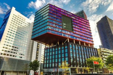 Rotterdam, Hollanda - 17 Mayıs 2017: Modern binalar şehir mimarisi kapısı tasarım öğeleri gün zaman. 17 Mayıs 2017 yılında Rotterdam - Hollanda.
