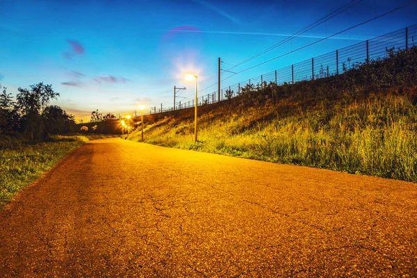 Асфальтована дорога за межами міста в сутінки . — стокове фото