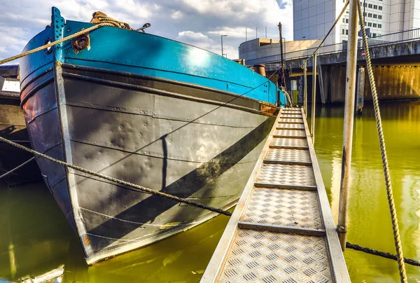 Старая лодка на пристани Роттердама . — стоковое фото