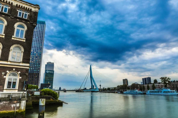 Celkový pohled na krajinu města Rotterdam a most Erasmus, jeden z nejznámějších symbolů města v době soumraku s dramatické mraky. — Stock fotografie