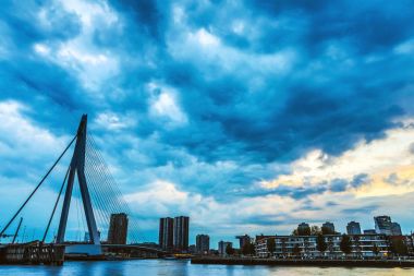 Rotterdam şehir manzarası ve Erasmus Köprüsü dramatik bulutlar zamanla twilight, şehrin en ünlü simgelerinden birini genel görünümü.
