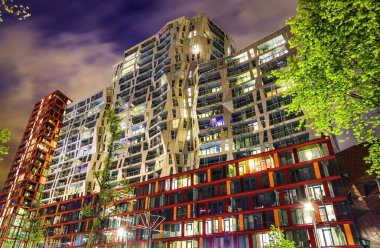 Rotterdam, Hollanda - 17 Mayıs 2017: Modern binalar şehir mimarisi kapısı tasarım öğeleri gece zaman. 17 Mayıs 2017 yılında Rotterdam - Hollanda.