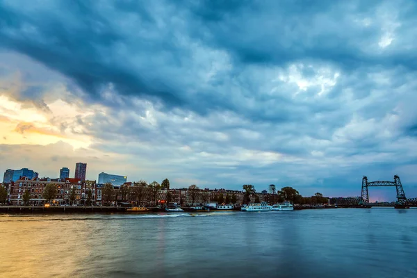 Celkový pohled na město krajiny v době soumraku Rotterdam. — Stock fotografie