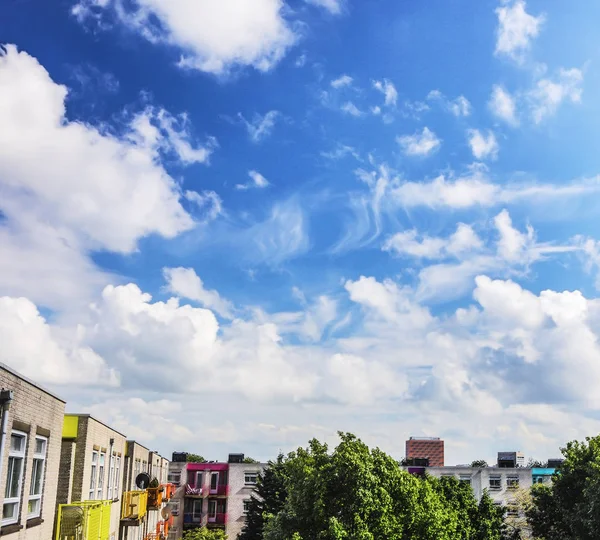 Helder blauwe zomer hemel onder de stad. — Stockfoto