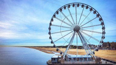 Scheveningen iskele kıyı şeridi alacakaranlık zaman Lahey genel görünümünde.
