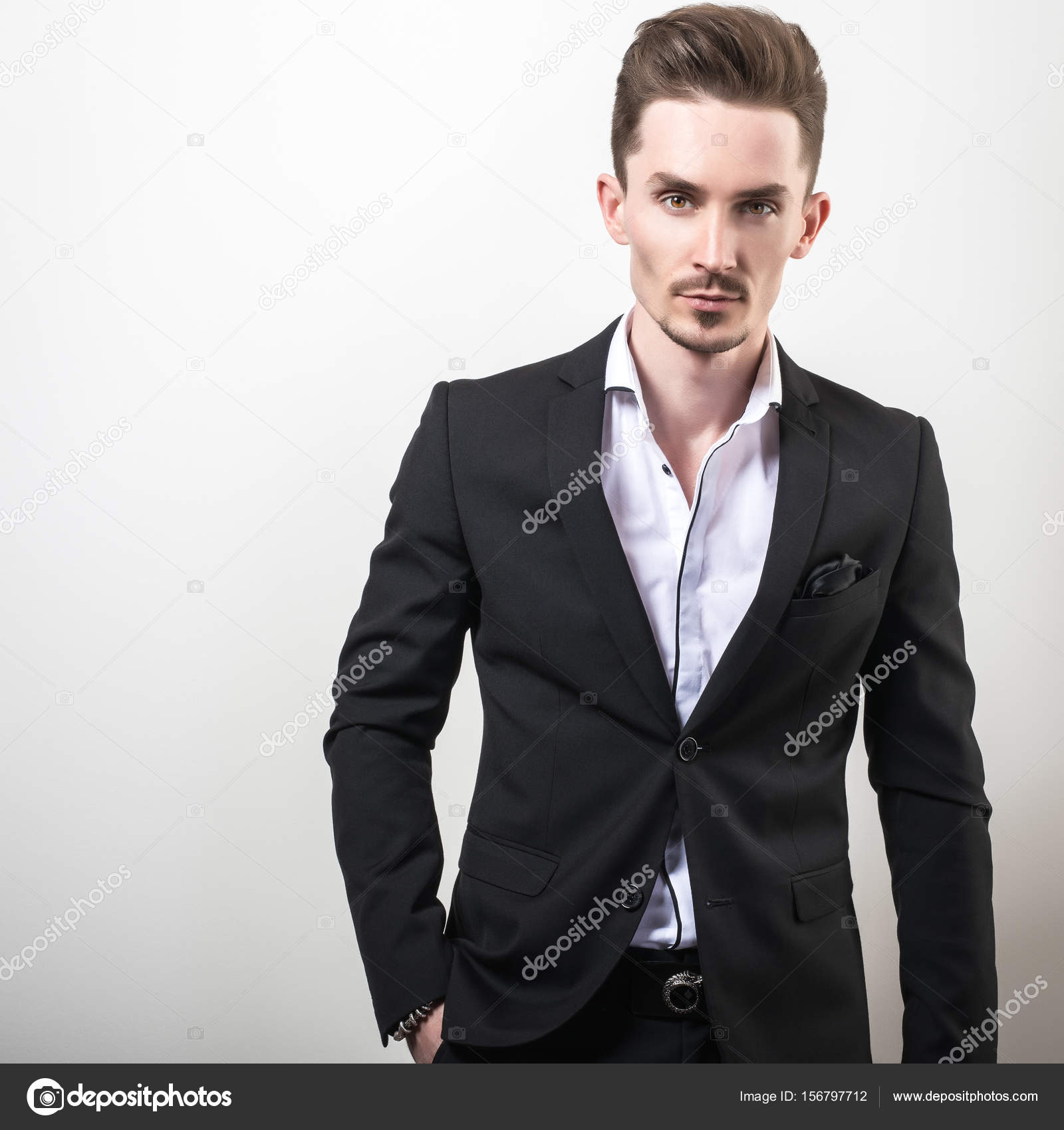 Guapo joven elegante hombre en negro elegante traje cl sico pose