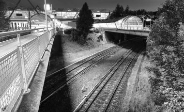Tren veya demiryolu tren ulaşım gece zaman için izler. Siyah-beyaz fotoğraf.