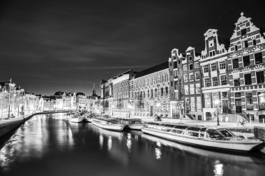 Amsterdam, Hollanda - 25 Mayıs, 2017:Canals ve gün batımı sırasında Amsterdam şehrinin bentleri. Cityscape ve geleneksel Hollanda mimarisinin genel bakış. Amsterdam - Hollanda.