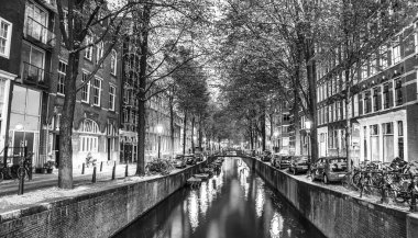 En ünlü kanallar ve bentleri Amsterdam City günbatımı sırasında. Cityscape ve geleneksel Hollanda mimarisinin genel görünümü.