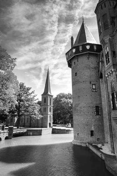 Vista geral do Castelo de Haar - o maior castelo da Holanda. Foi construído pelo mestre do Neo-Gótico Holandês por Kuipers para membros da família Rothschild. . — Fotografia de Stock