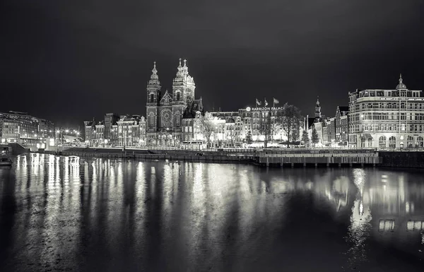 AMSTERDÃO, PAÍSES BAIXOS - 25 de maio de 2017: Vista geral da estação central da cidade de Amsterdã à noite. Foto em preto-branco. Maio 25, 2017 em Amsterdã - Holanda . — Fotografia de Stock