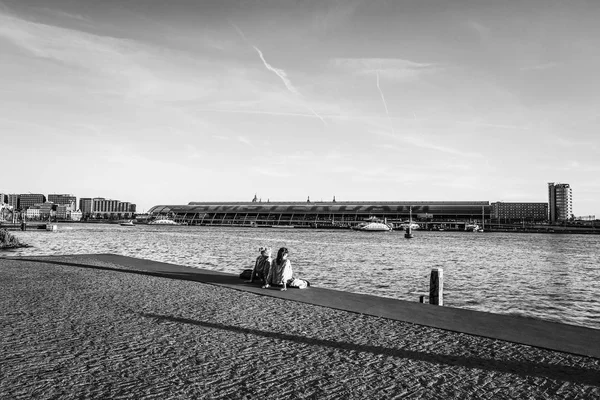 AMSTERDAM, PAÍSES BAJOS - 25 DE MAYO DE 2017: Vista general de la estación central de la ciudad de Ámsterdam al atardecer. 25 de mayo de 2017 en Rotterdam - Países Bajos . — Foto de Stock