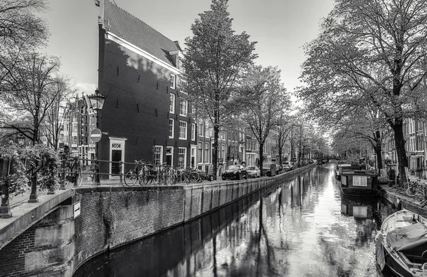 En ünlü kanallar ve bentleri Amsterdam City günbatımı sırasında. Cityscape ve geleneksel Hollanda mimarisinin genel görünümü. — Stok fotoğraf