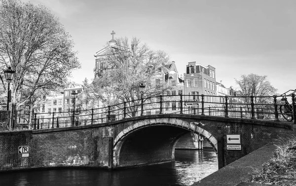 Ponts et remblais d'Amsterdam au crépuscule. Vue générale du paysage urbain et de l'architecture traditionnelle néerlandaise . — Photo
