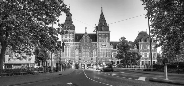 Amsterdã no verão foto preto-branco. Famoso museu nacional Rijks visão geral . — Fotografia de Stock