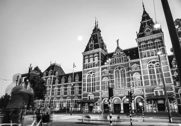 여름 흑백 사진에서 암스테르담입니다. 유명한 국가 Rijks 박물관 일반 보기. — 스톡 사진