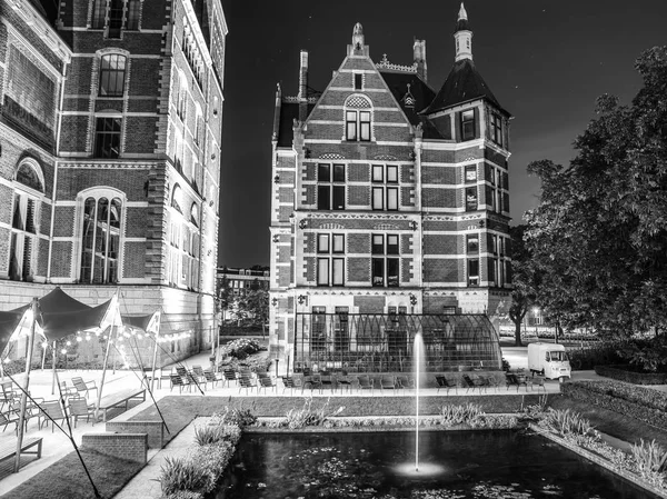Amsterdam på sommaren svart-vitt foto. Berömda nationella Rijks museum allmänna uppfattningen. — Stockfoto