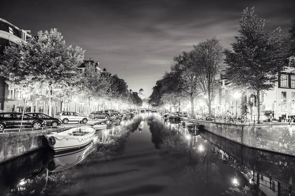 En ünlü kanallar ve bentleri Amsterdam City günbatımı sırasında. Cityscape ve geleneksel Hollanda mimarisinin genel görünümü. — Stok fotoğraf