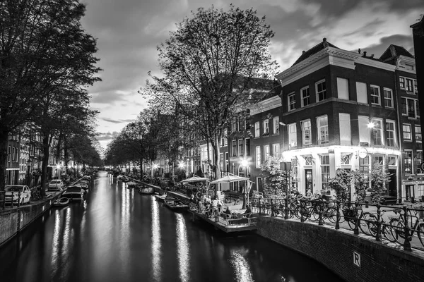 Les canaux et remblais les plus célèbres de la ville d'Amsterdam pendant le coucher du soleil. Vue générale du paysage urbain et de l'architecture traditionnelle néerlandaise . — Photo