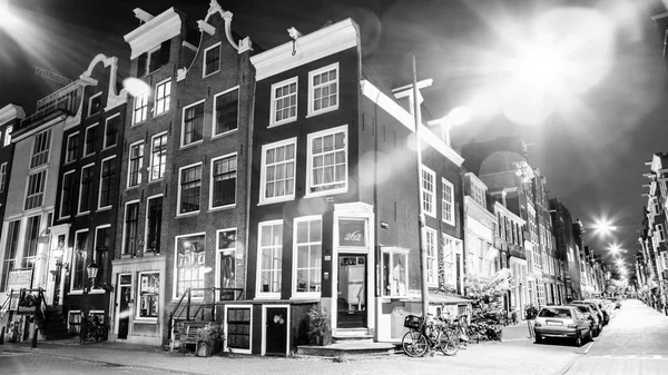 AMSTERDAM, PAYS-BAS - 28 MAI 2017 : Vue générale des lieux célèbres d'Amsterdam la nuit. Photo en noir et blanc. 28 mai 2017 à Amsterdam - Pays-Bas . — Photo