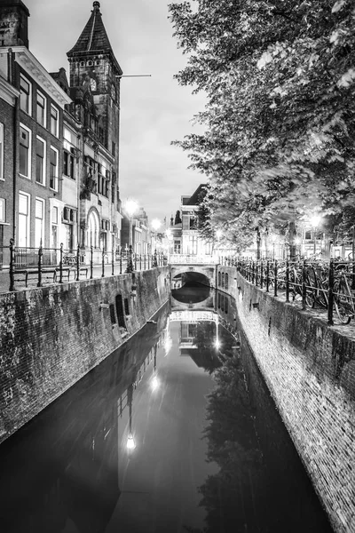De meest beroemde grachten en ophogingen van Utrecht in de nacht. Algemeen beeld van het stadslandschap en de traditionele architectuur van Nederland. Zwart-wit foto. — Stockfoto