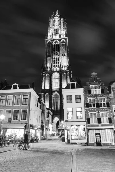 Gamla europeiska kyrkliga närbild på natt svart-vitt foto. Utrecht - Nederländerna. — Stockfoto