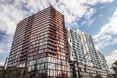 Rotterdam, Hollanda - 17 Mayıs 2017: Modern binalar şehir mimarisi kapısı tasarım öğeleri gün zaman. 17 Mayıs 2017 yılında Rotterdam - Hollanda.