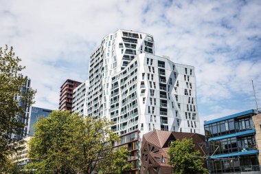 Rotterdam, Hollanda - 17 Mayıs 2017: Modern binalar şehir mimarisi kapısı tasarım öğeleri gün zaman. 17 Mayıs 2017 yılında Rotterdam - Hollanda.