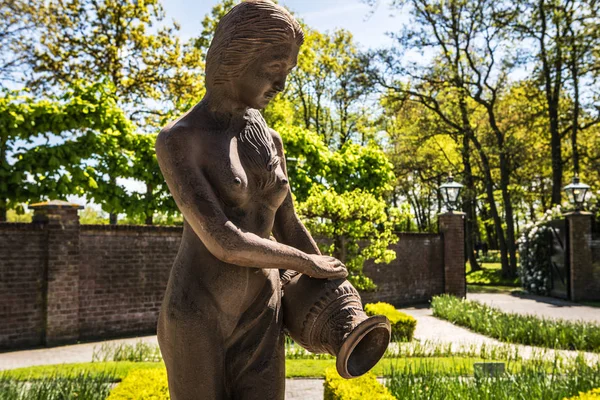 Amsterdam, Niederlande - 27. Mai 2017: antike Park-Skulptur aus nächster Nähe vor grünem Garten-Hintergrund. 27. mai 2017 in amsterdam, niederland. — Stockfoto