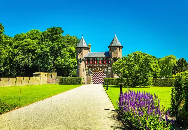 Vista general del Castillo de Haar, el castillo más grande de los Países Bajos. Fue construido por el maestro del Neogótico Holandés por Kuipers para miembros de la familia Rothschild. . —  Fotos de Stock