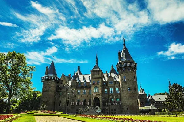 Algemeen beeld van het kasteel de Haar - het grootste kasteel in Nederland. Het werd gebouwd door de meester van de Nederlandse Neo-gotische door Kuipers voor leden van de familie Rothschild. — Stockfoto