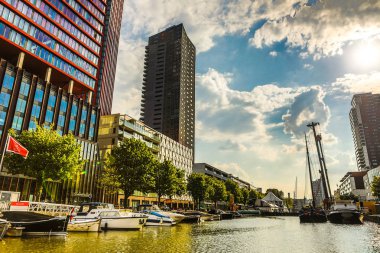 Rotterdam, Hollanda - 17 Mayıs 2017: Modern binalar şehir mimarisi kapısı tasarım öğeleri gün zaman. 17 Mayıs 2017 yılında Rotterdam - Hollanda.